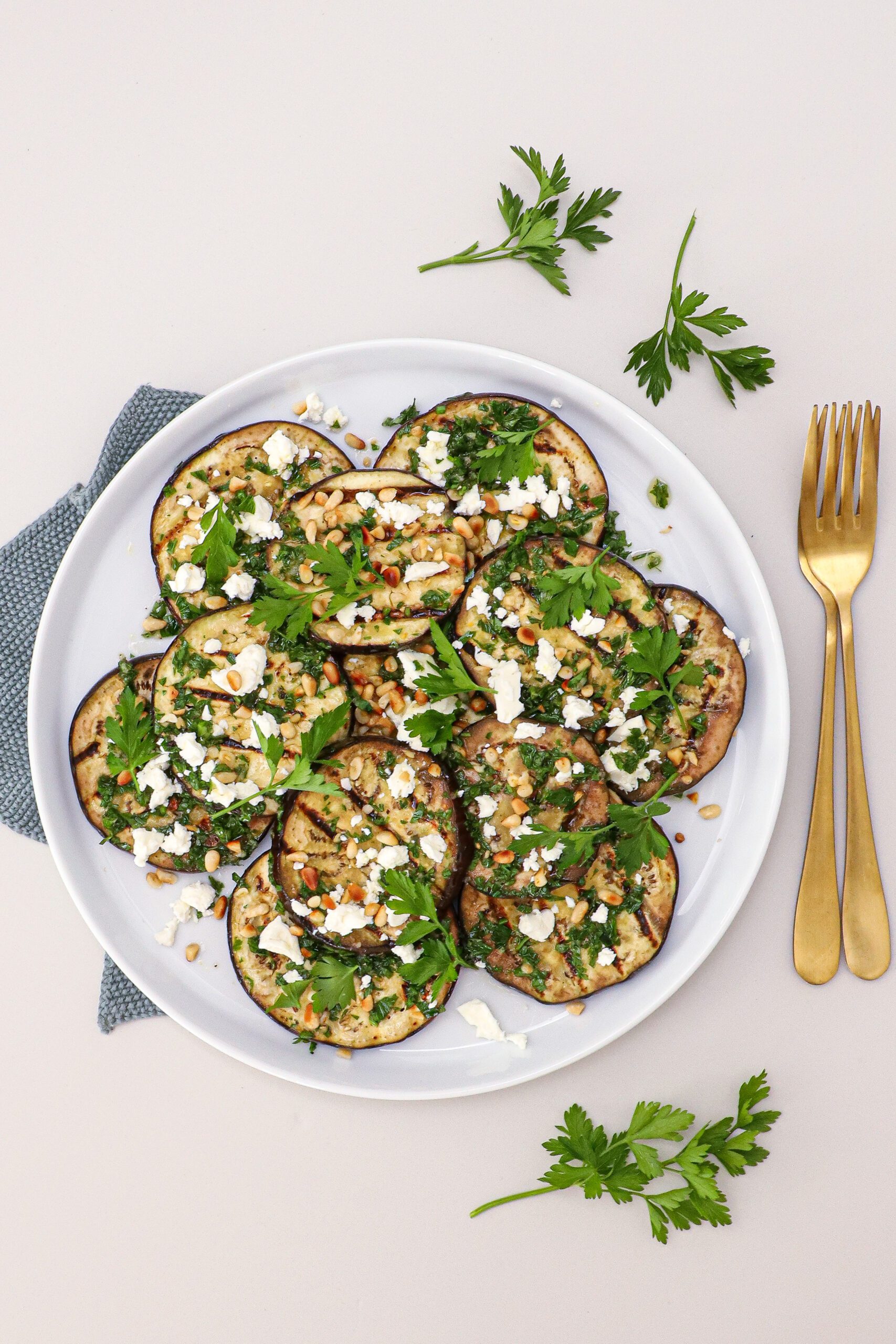 Grillet aubergine - Opskrift på aubergine med hvidløg og feta