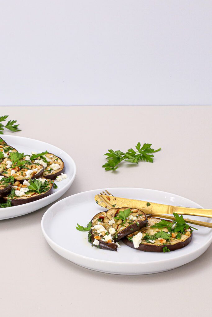 Grillet aubergine - Opskrift på aubergine med hvidløg og feta