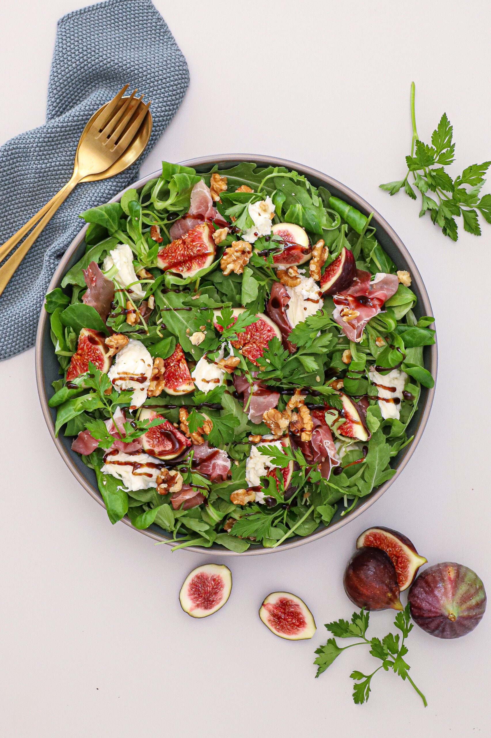 Opskrift på nem salat med friske figner, serrano og mozzarella