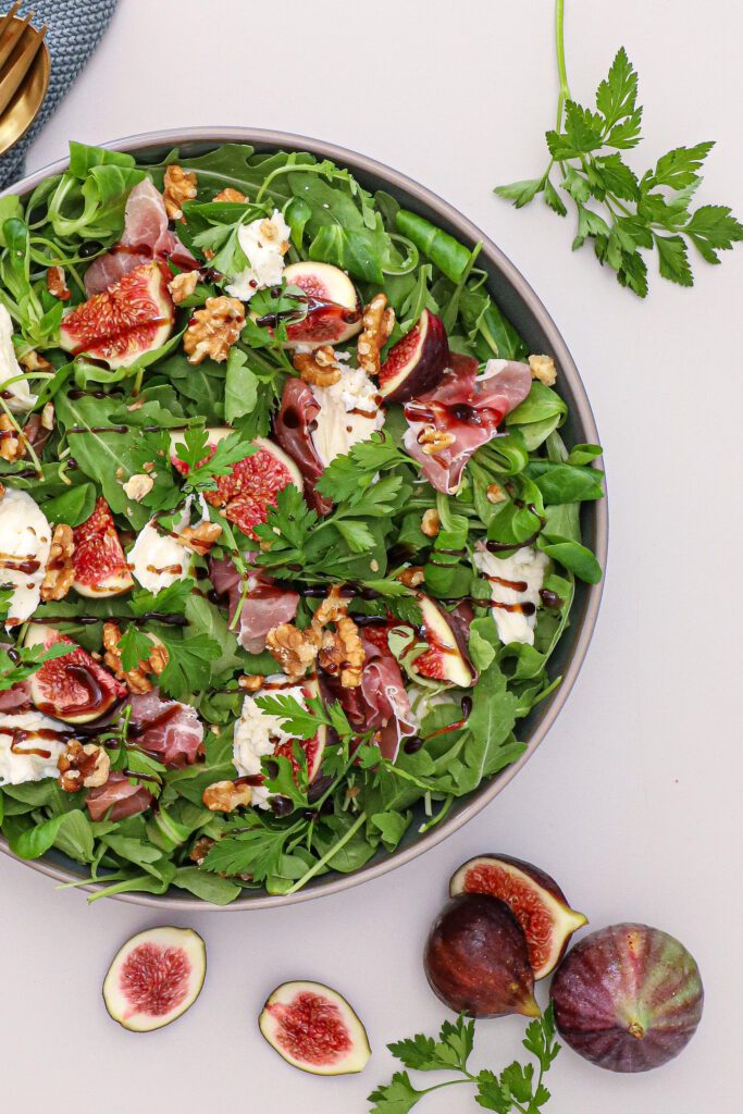 Opskrift på nem salat med friske figner, serrano og mozzarella