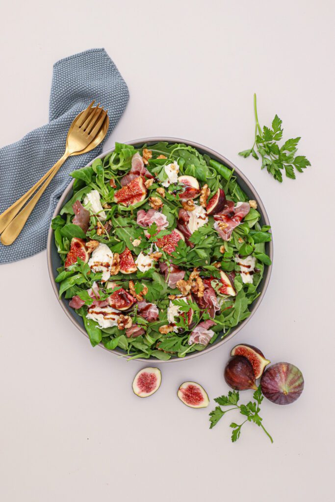 Opskrift på nem salat med friske figner, serrano og mozzarella