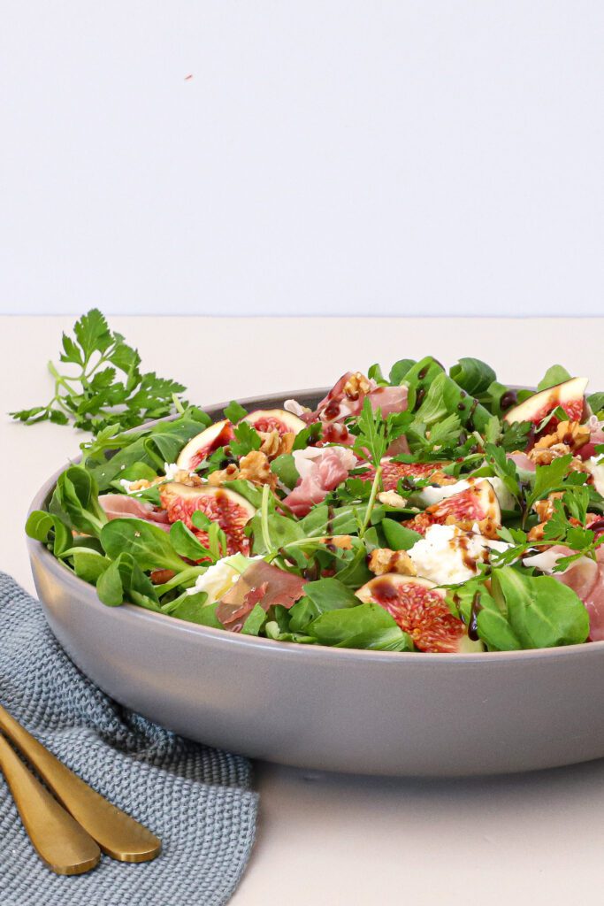 Opskrift på nem salat med friske figner, serrano og mozzarella