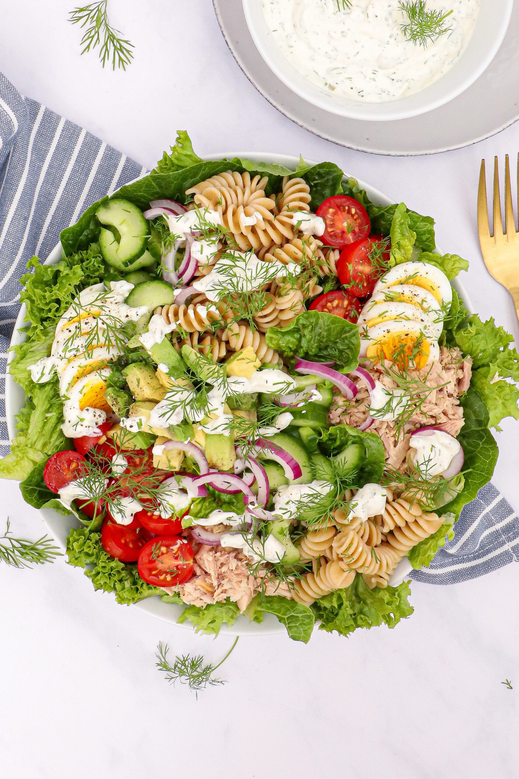 Salat med tun - Opskrift på måltidssalat med tun og dilddressing