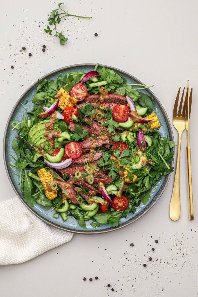Bøfsalat med sennepsdressing - Opskrift på salat med ribeye