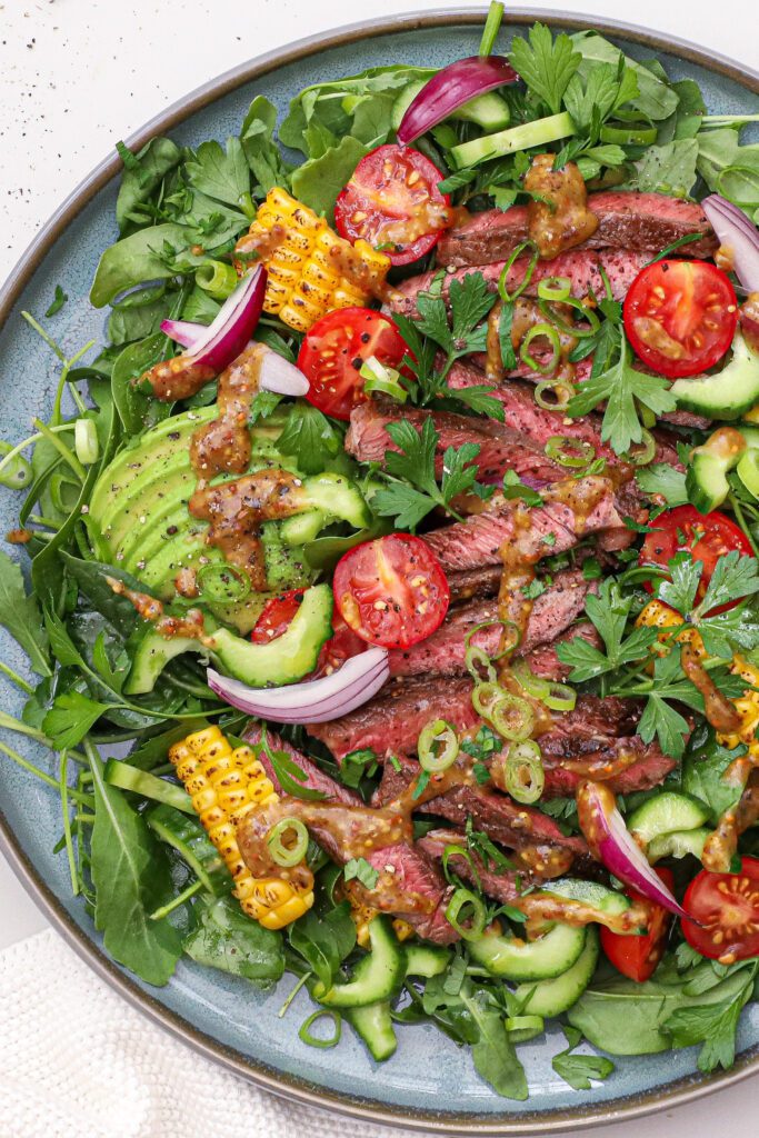 Bøfsalat med sennepsdressing - Opskrift på salat med ribeye