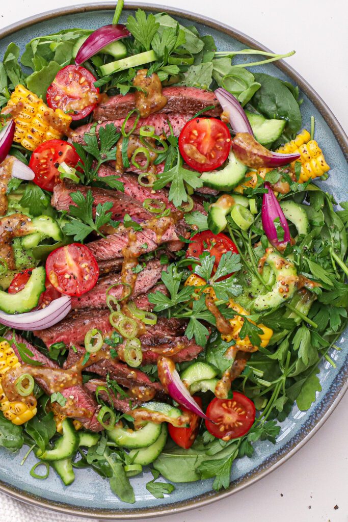 Bøfsalat med sennepsdressing - Opskrift på salat med ribeye