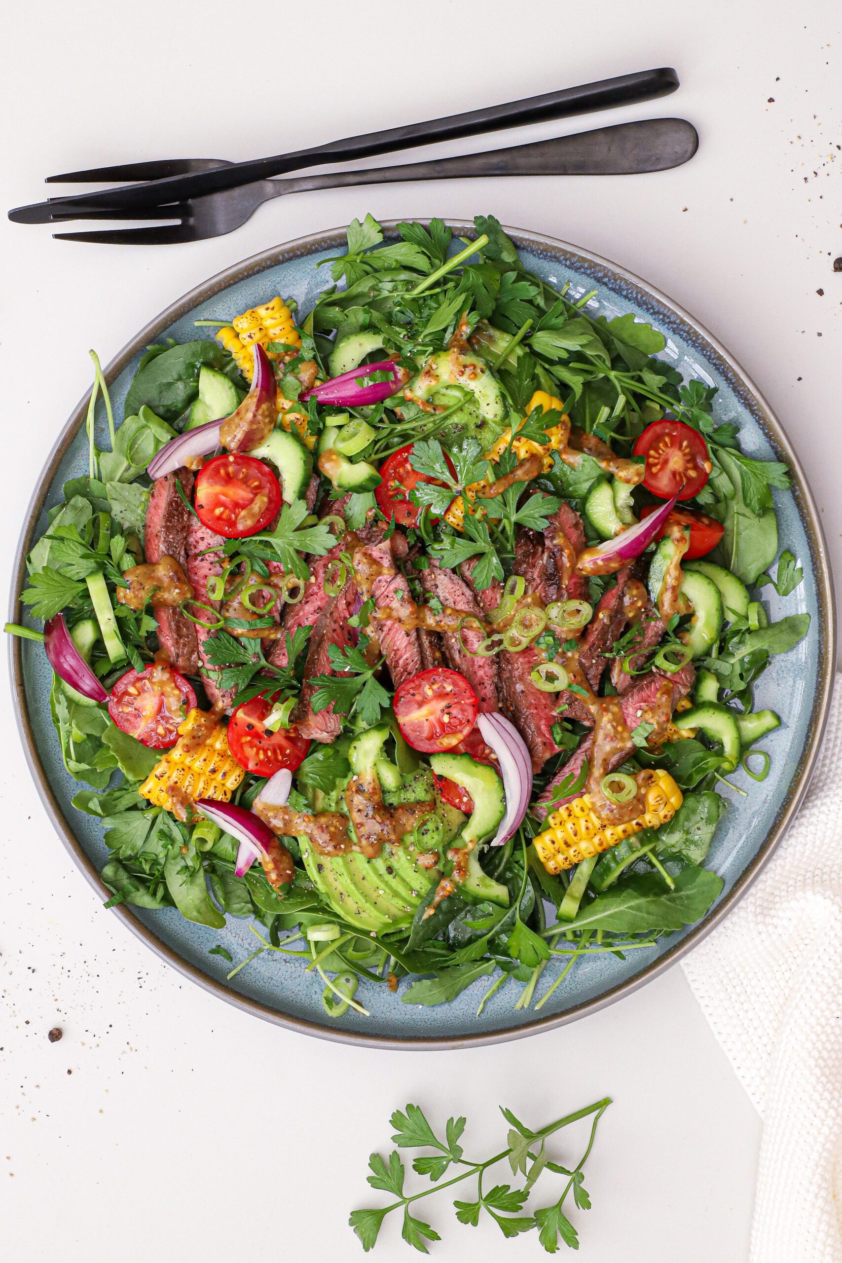 Bøfsalat med sennepsdressing - Opskrift på salat med ribeye