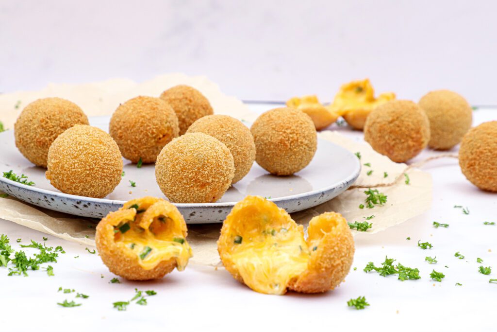 Ostekugler med cheddar og jalapenos - Opskrift på chili cheese tops