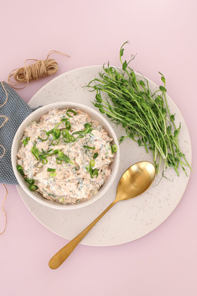 Varmrøget laksesalat - Opskrift på laksesalat med varmrøget laks