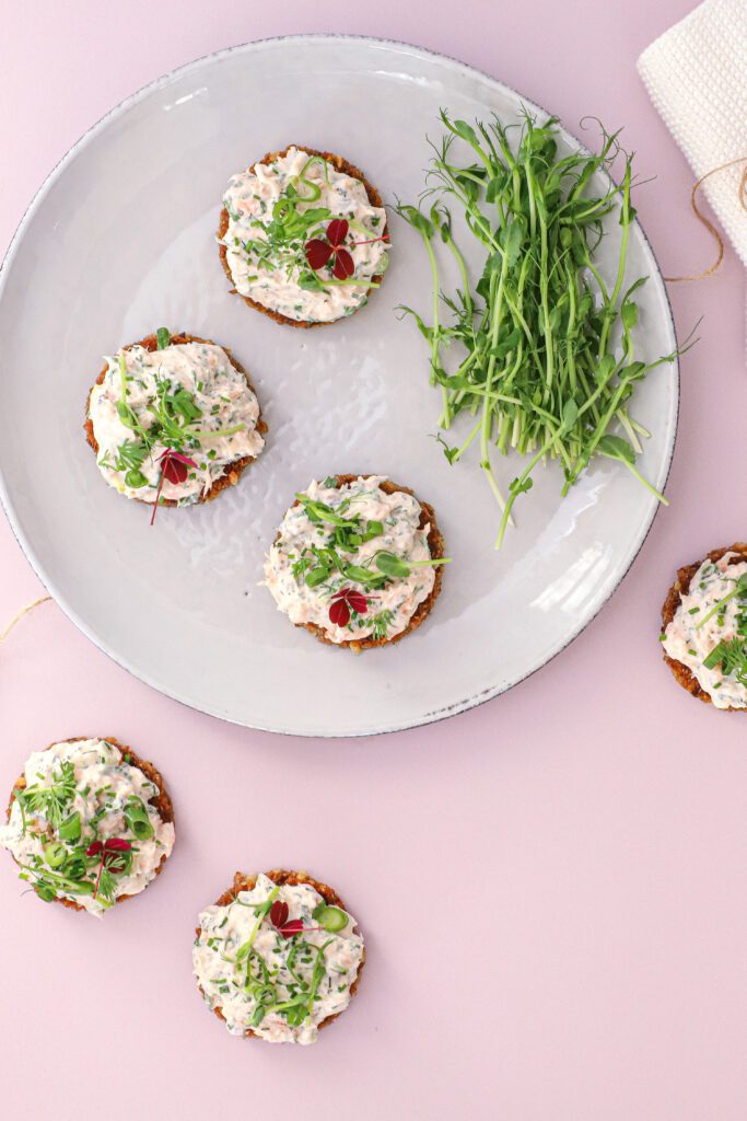 Smørstegt rugbrød med varmrøget laksesalat - Opskrift på laksesalat