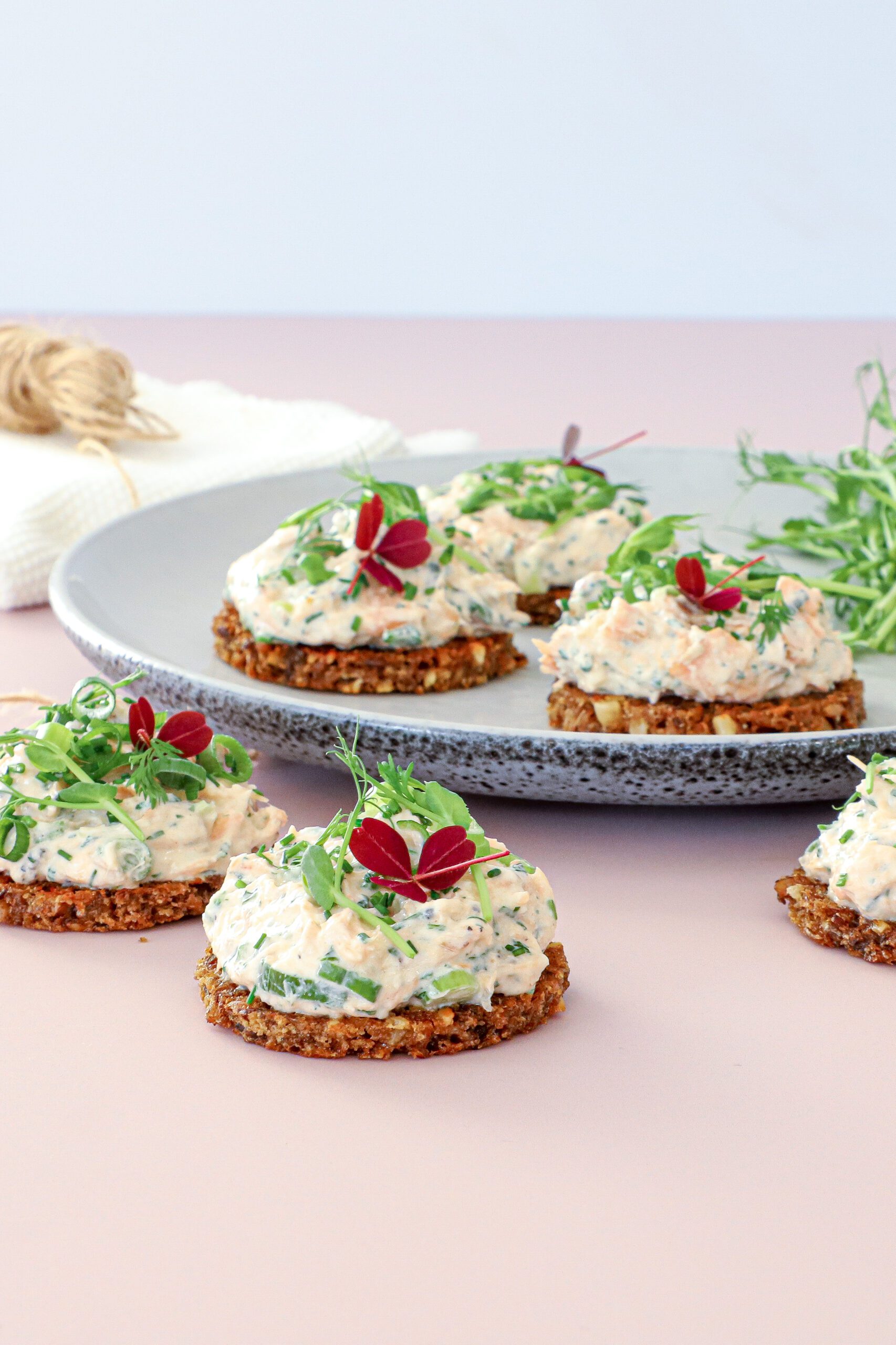 Smørstegt rugbrød med varmrøget laksesalat - Opskrift på laksesalat