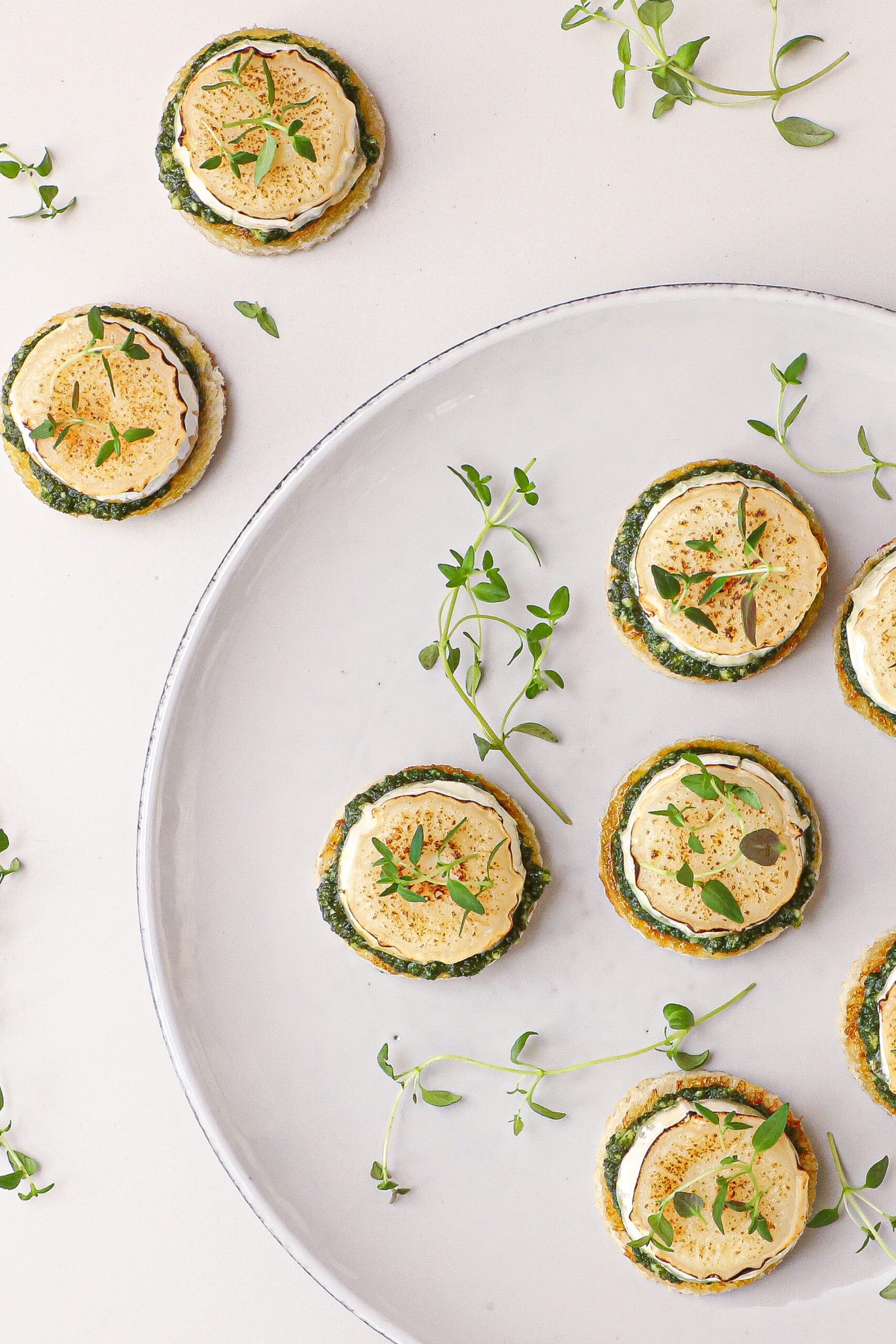 Smørristet brød med pesto og gedeost - Opskrift på appetizer med gedeost