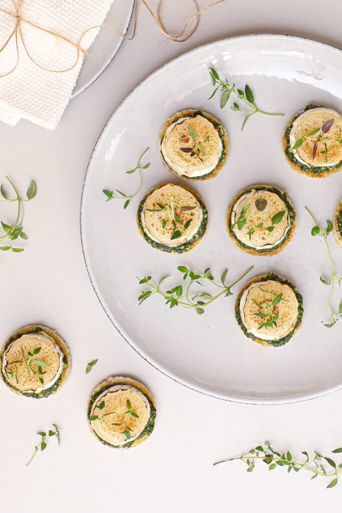 Smørstegt brød med pesto og gedeost - Opskrift på appetizer med gedeost