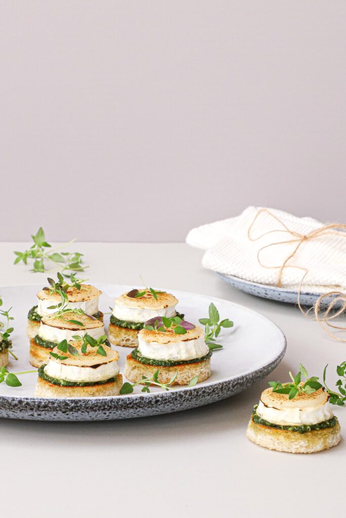 Smørstegt brød med pesto og gedeost - Opskrift på appetizer med gedeost