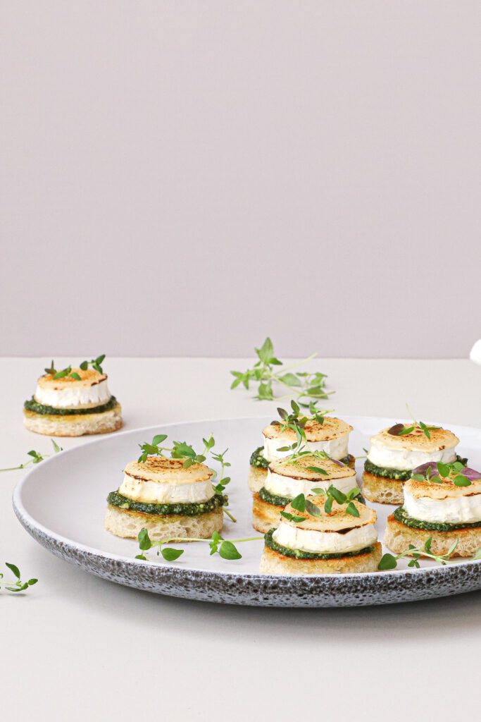 Smørstegt brød med pesto og gedeost - Opskrift på appetizer med gedeost