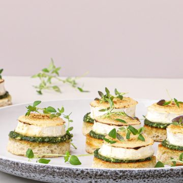 Smørstegt brød med pesto og gedeost - Opskrift på appetizer med gedeost