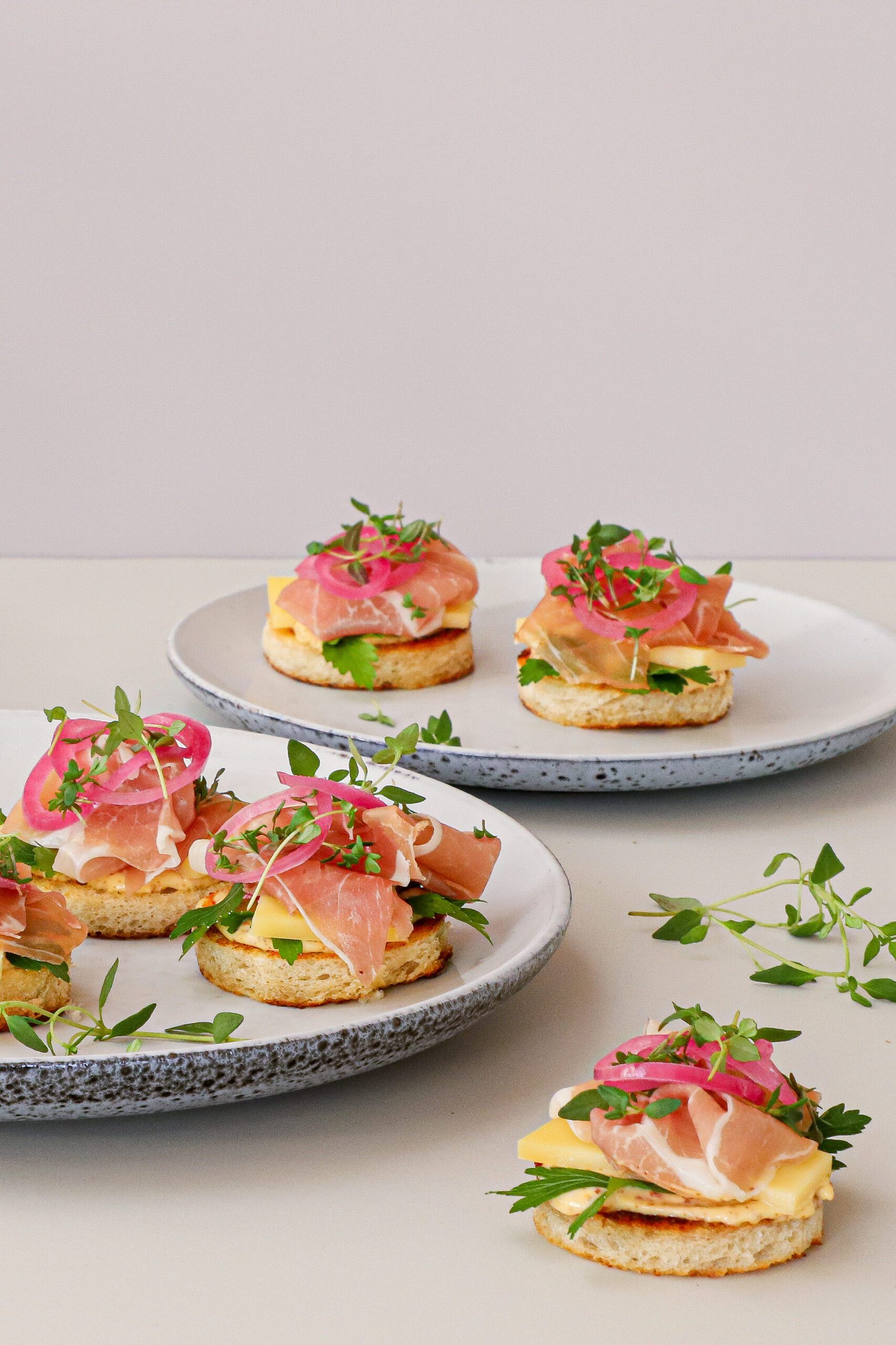 Smørristet brød med sennepsmayo, serrano og ost - Opskrift på appetizer
