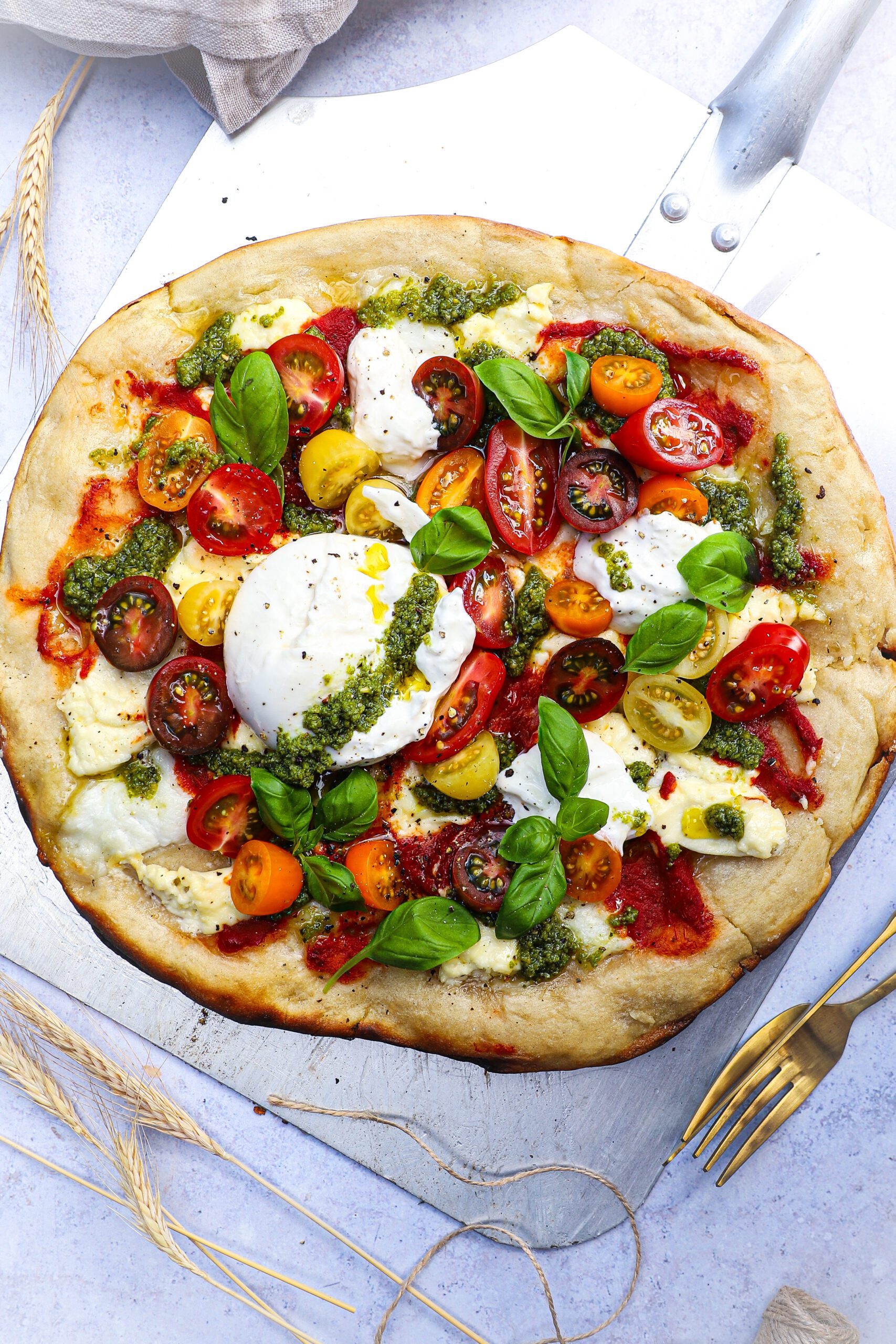 Pizza med burrata og friske tomater - Pizzatopping inspiration