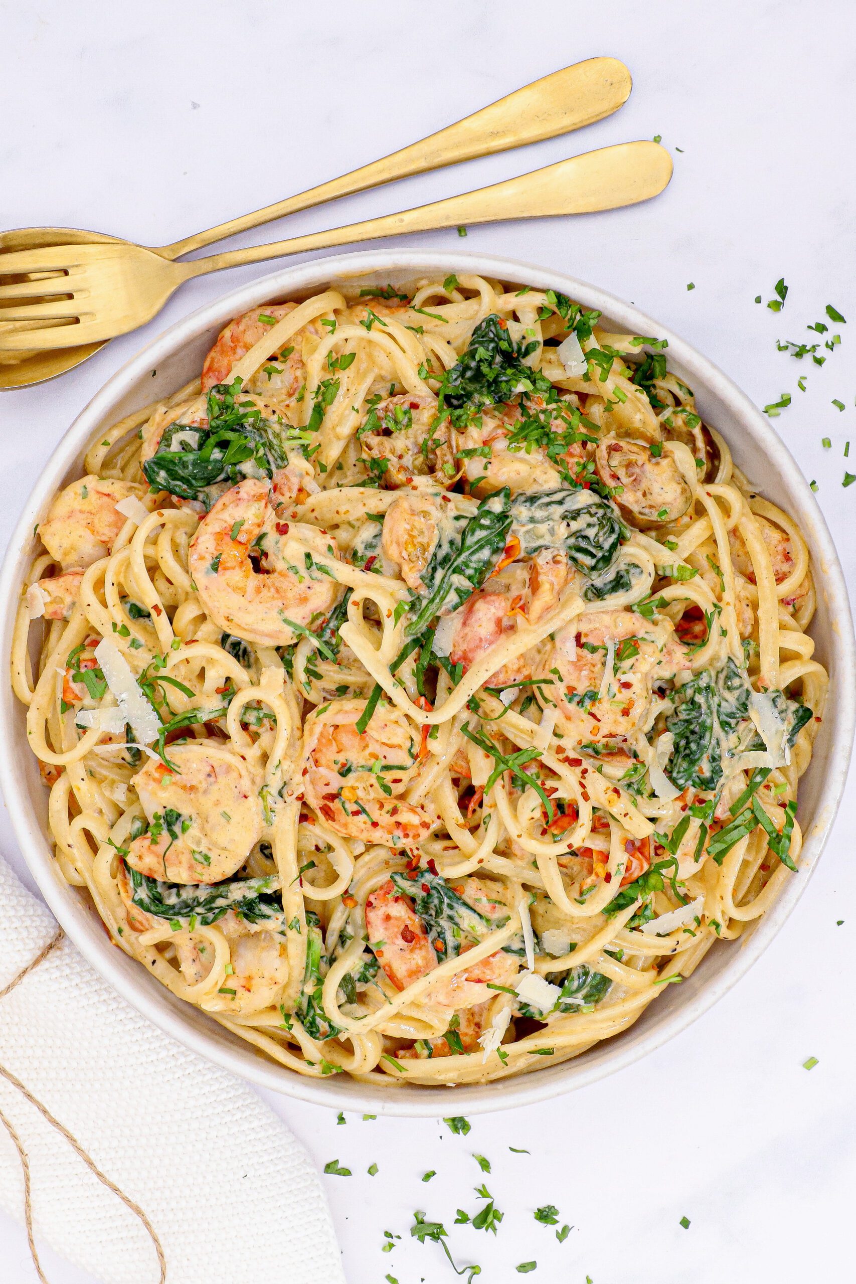 Cremet pasta med tigerrejer, fløde og hvidvin - Opskrift på pasta med rejer