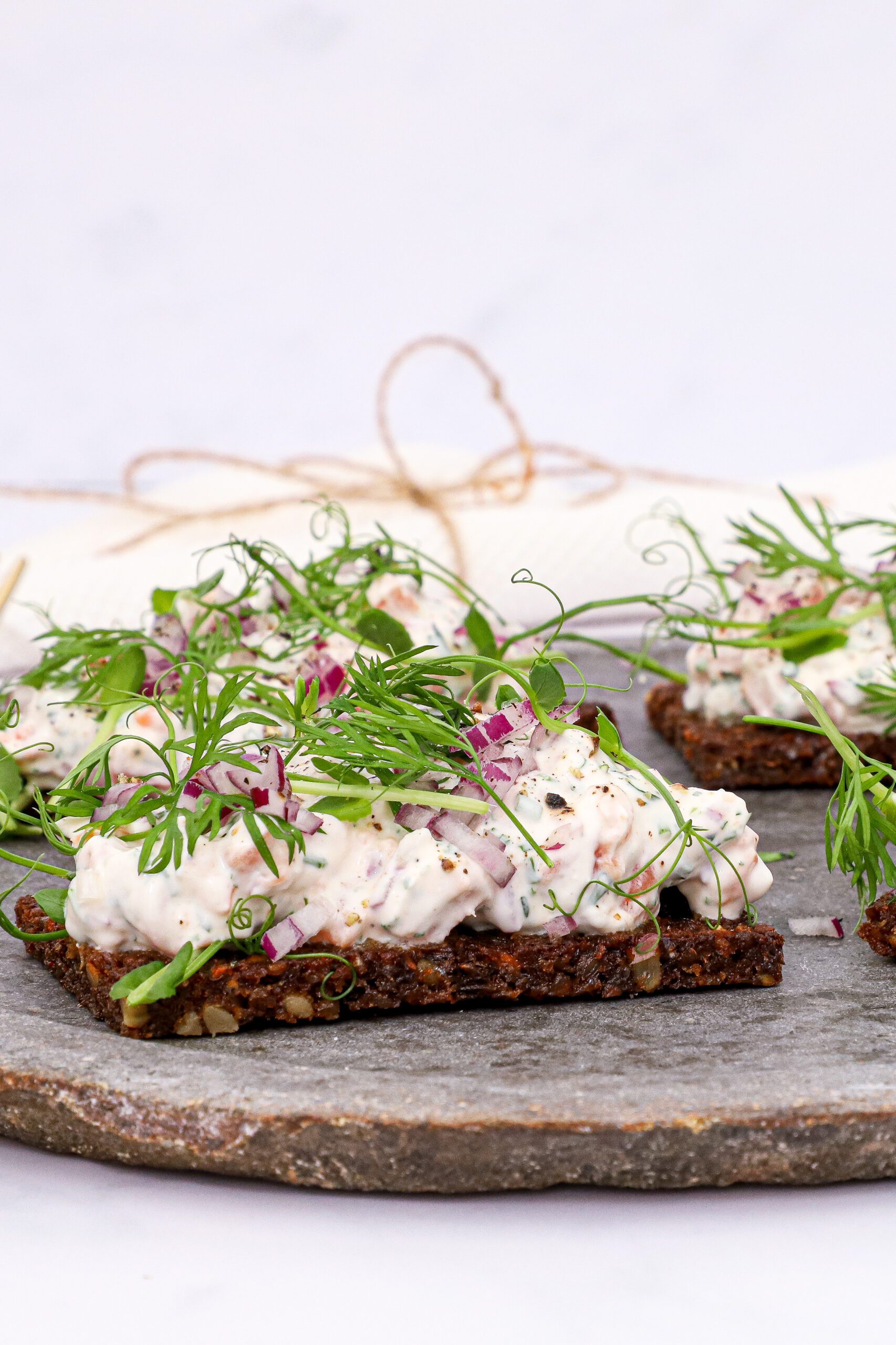 Smørstegt rugbrød med laksesalat - Opskrift på laksesalat