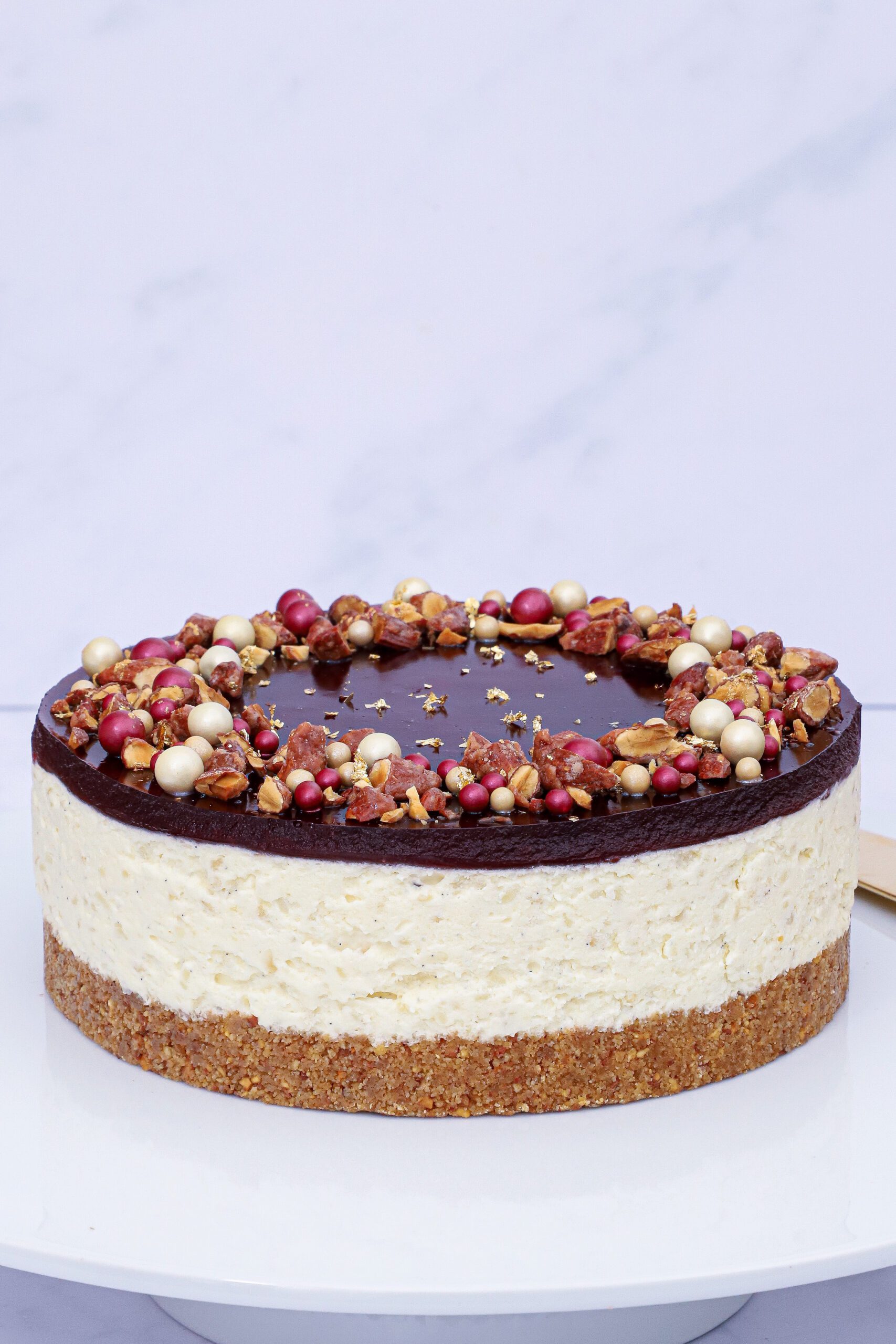 Risalamande cheesecake, - lavet med brændte mandler og kirsebærsauce - julens smukkeste dessert.