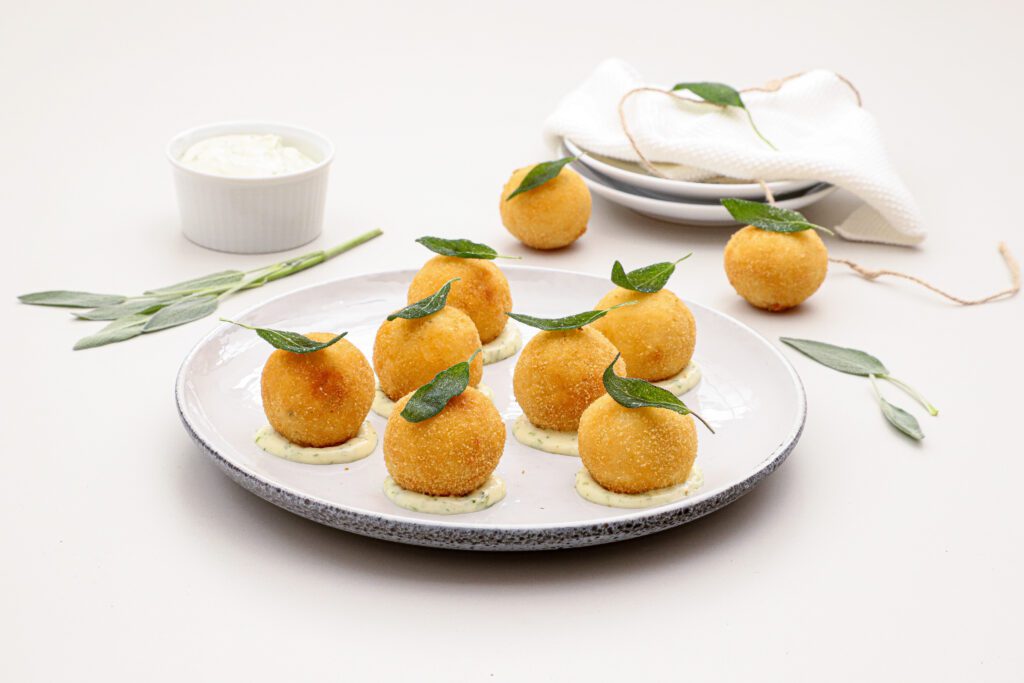 Arancini - Opskrift på sprøde risottokugler med estragonmayo