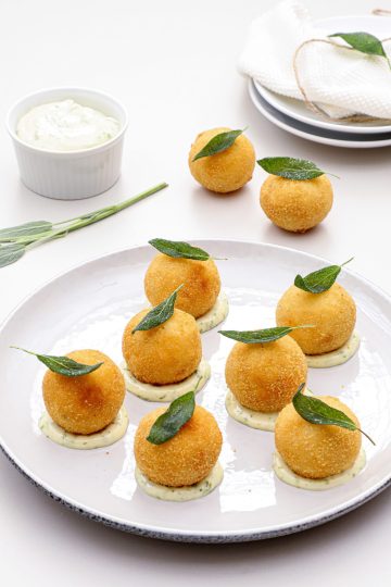 Arancini - Opskrift på sprøde risottokugler med estragonmayo