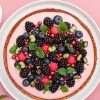 Nøddebund med brombærcreme - Opskrift på lækker brombærkage