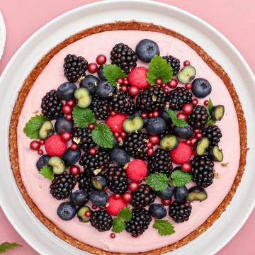 Nøddebund med brombærcreme - Opskrift på lækker brombærkage