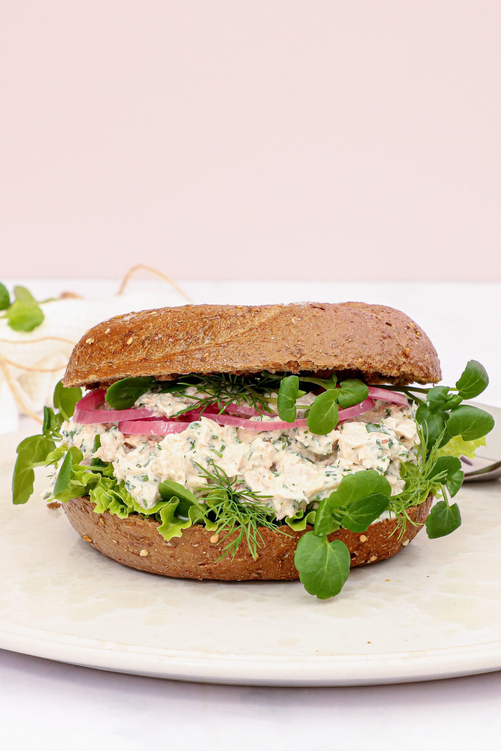 Bagel med tun og urtecreme - Bagel med tunsalat og urter