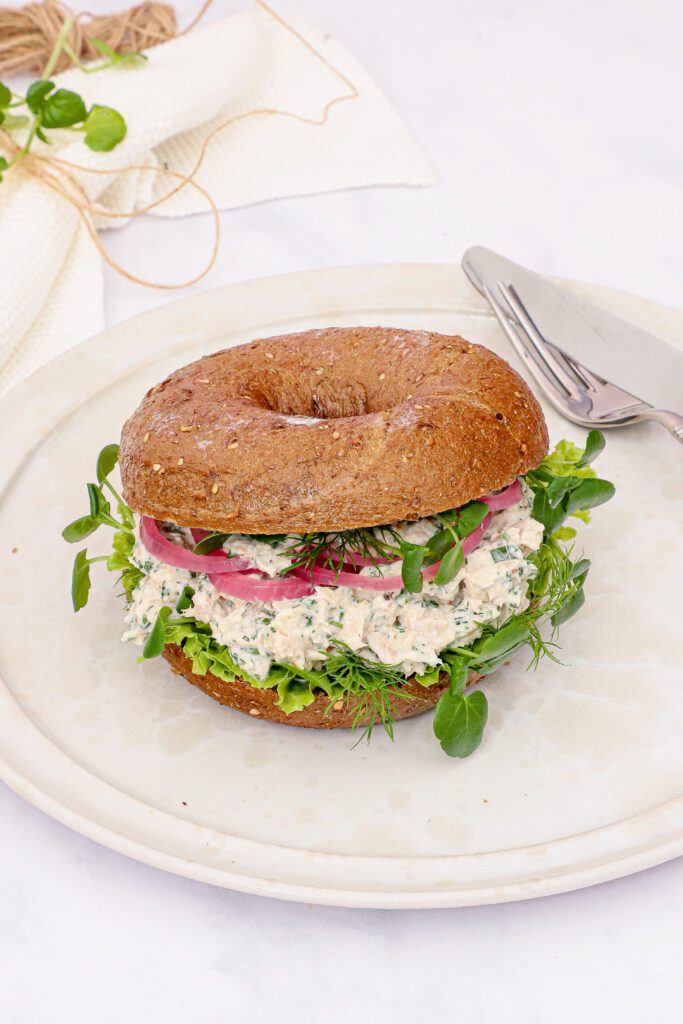 Bagel med tun og urtecreme - Bagel med tunsalat og urter