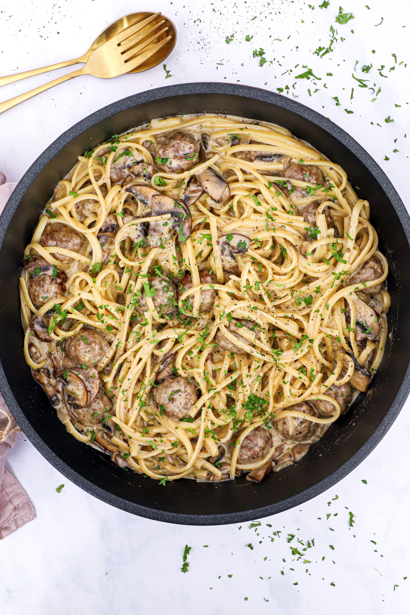 Pasta med kødboller i cremet svampesauce - Opskrift på kødboller i svampesauce