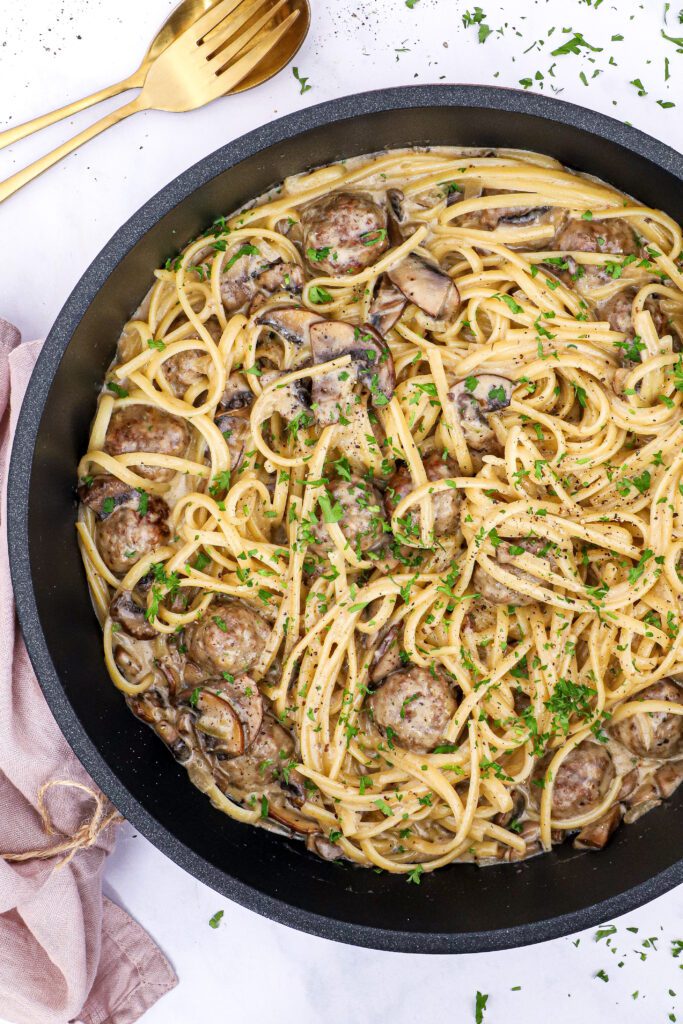 Pasta med kødboller i cremet svampesauce - Opskrift på kødboller i svampesauce