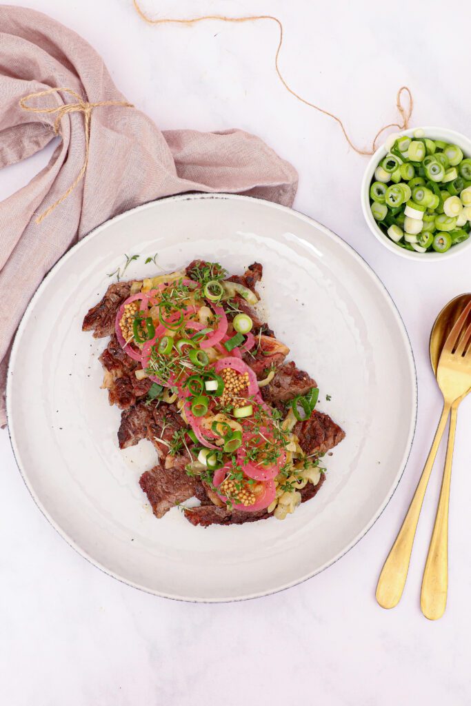 Sliced bøf med bløde løg - Opskrift på bøf med bløde løg