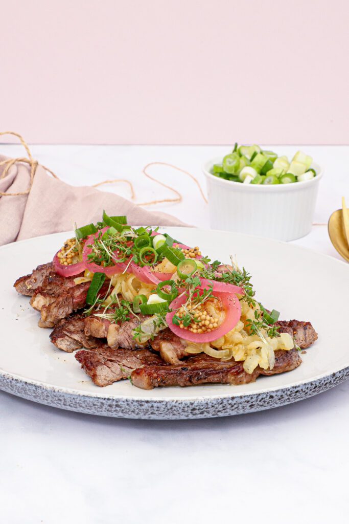 Sliced bøf med bløde løg - Opskrift på bøf med bløde løg