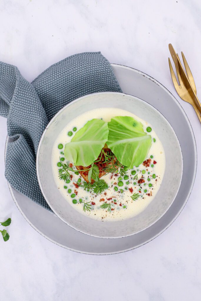 Stegt torsk med sauce blanquette, ærter og bacon - Opskrift på ristet torsk