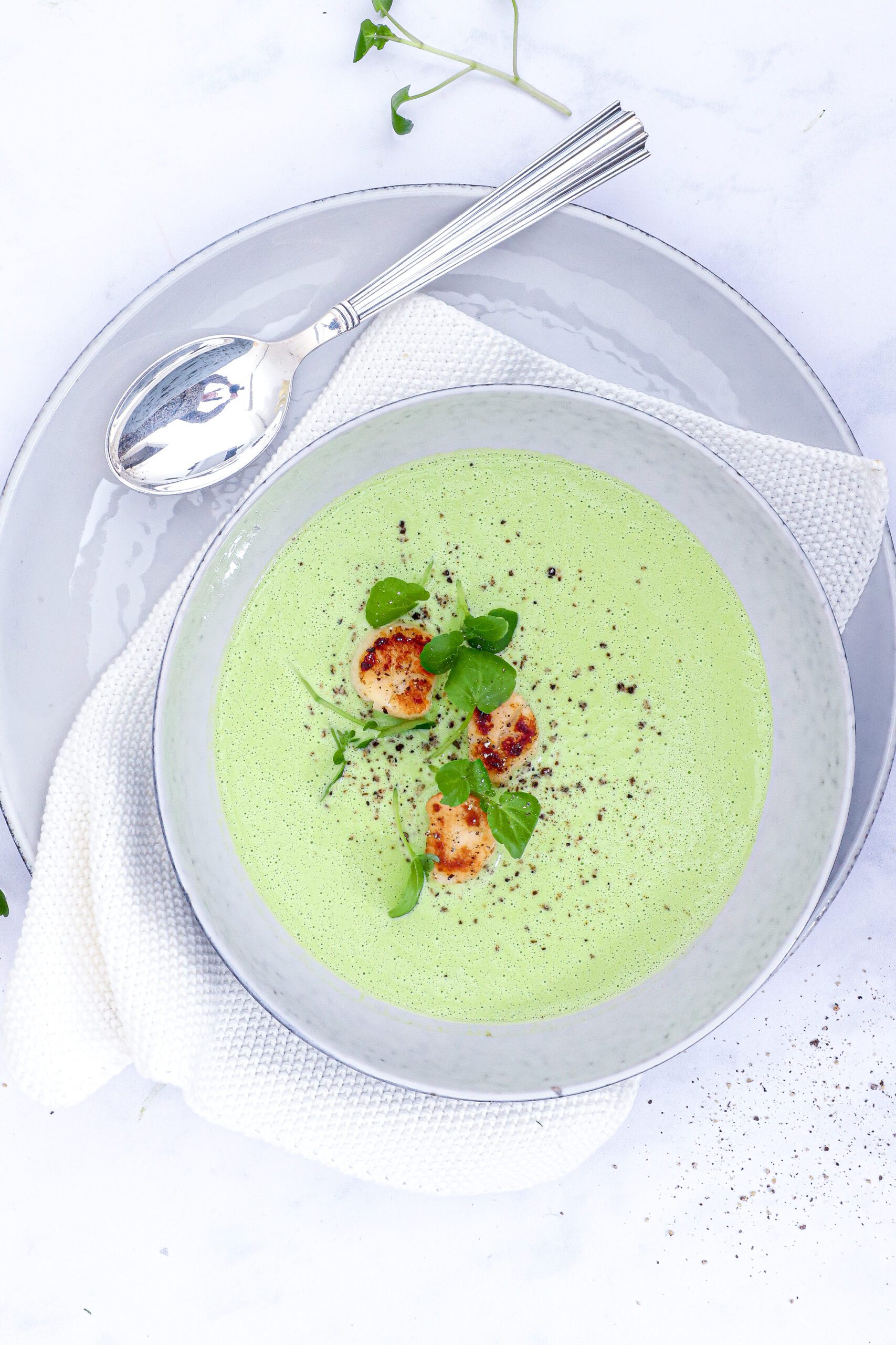 Ærtesuppe med kammusling og champagne - Opskrift på ærtesuppe