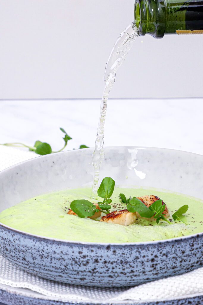Ærtesuppe med kammusling og champagne - Opskrift på ærtesuppe