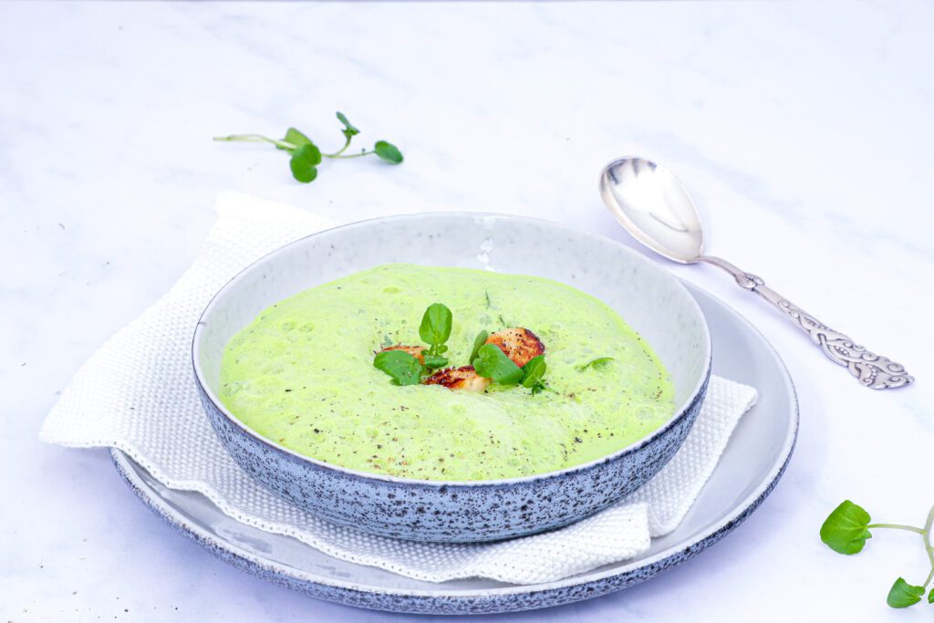 Ærtesuppe med kammusling og champagne - Opskrift på ærtesuppe