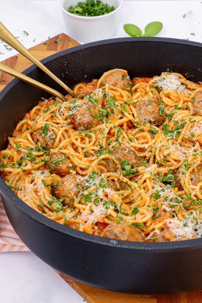 Pasta med kødboller i cremet tomatsauce - Opskrift på pasta med kødboller