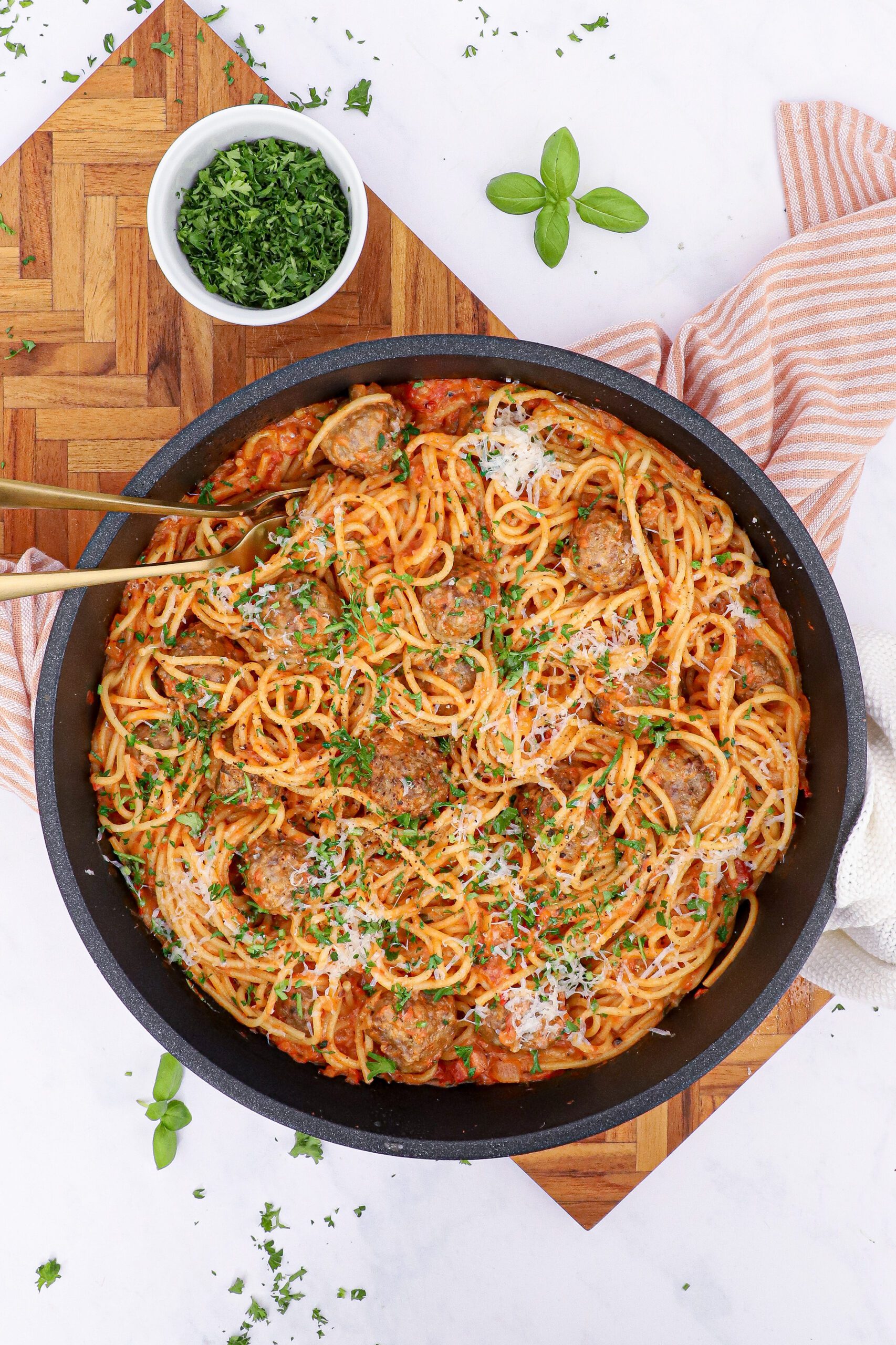 Pasta med kødboller i cremet tomatsauce - Opskrift på pasta med kødboller