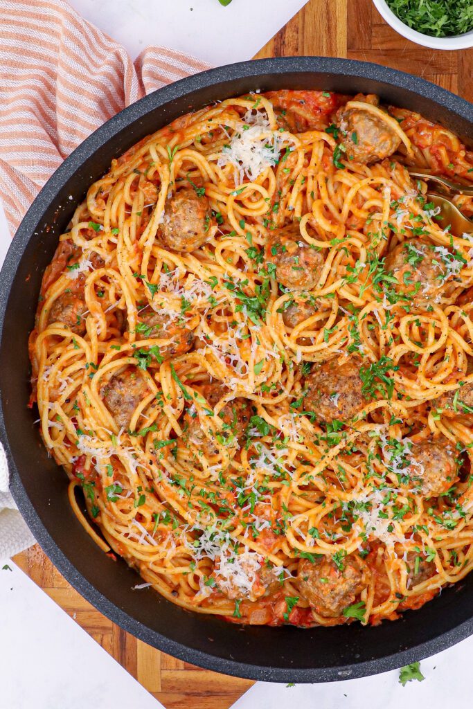 Pasta med kødboller i cremet tomatsauce - Opskrift på pasta med kødboller