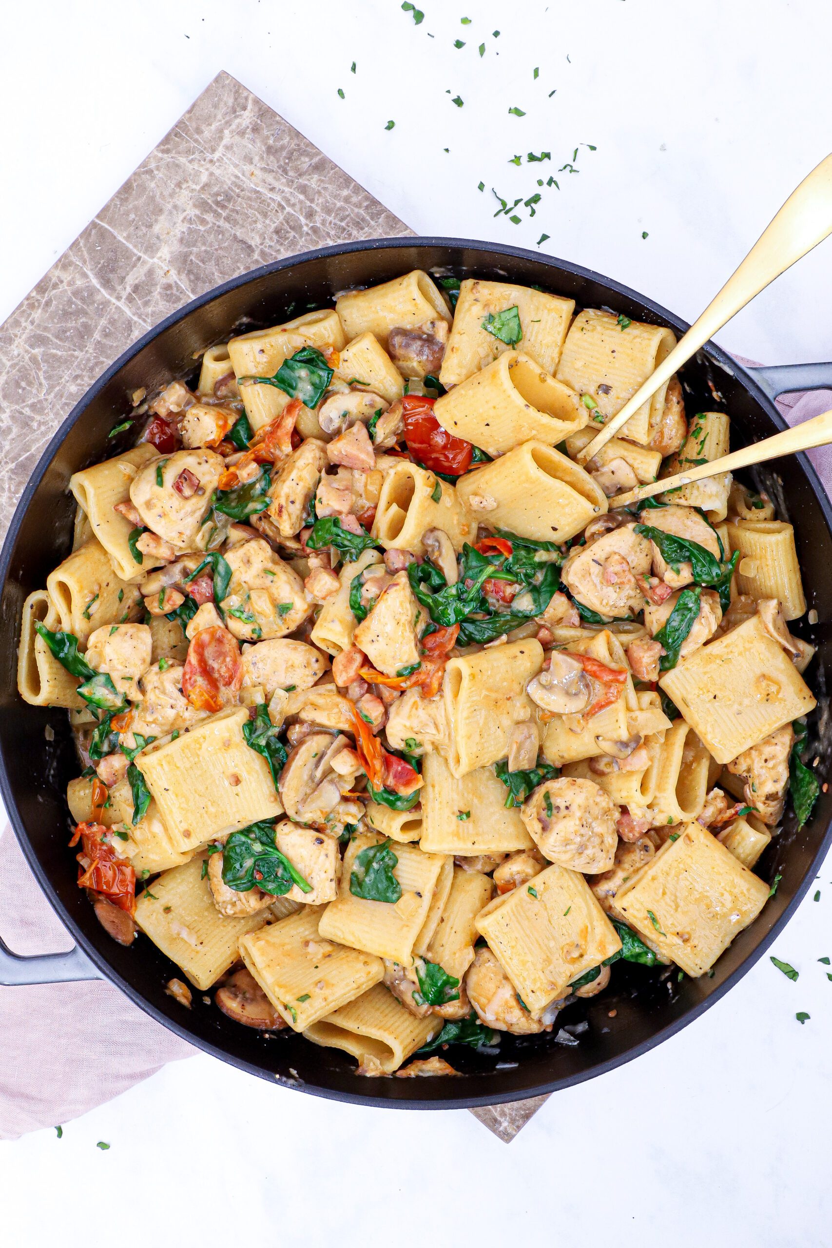 Cremet pasta med kylling, panchetta og fløde - Opskrift på nem pasta
