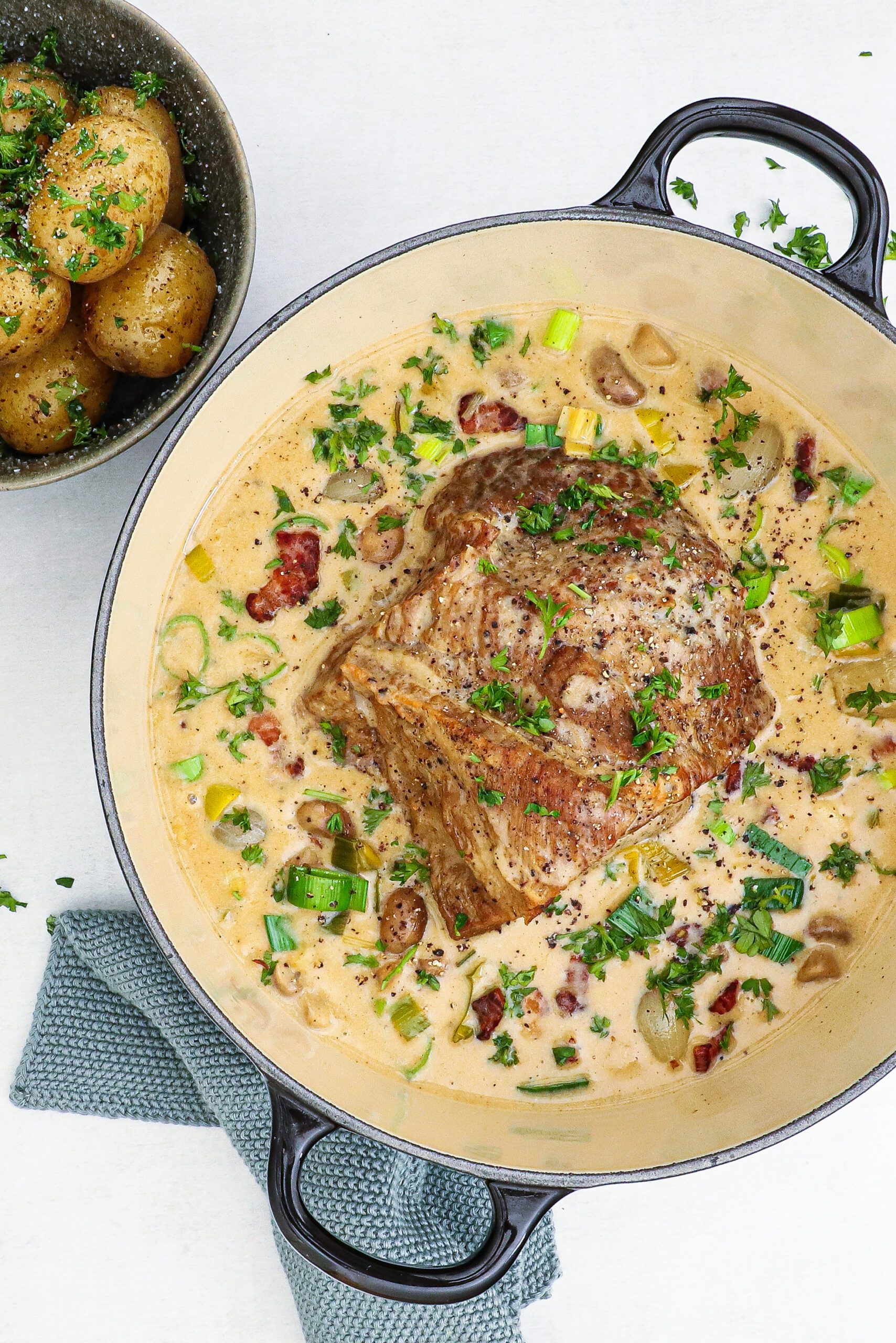 Nakkefilet i cremet flødesauce - Opskrift på braiseret nakkefilet