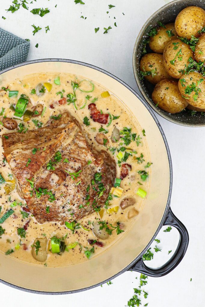 Nakkefilet i cremet flødesauce - Opskrift på braiseret nakkefilet