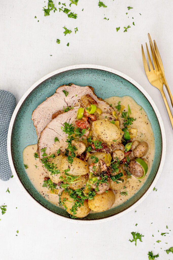 Nakkefilet i cremet flødesauce - Opskrift på braiseret nakkefilet