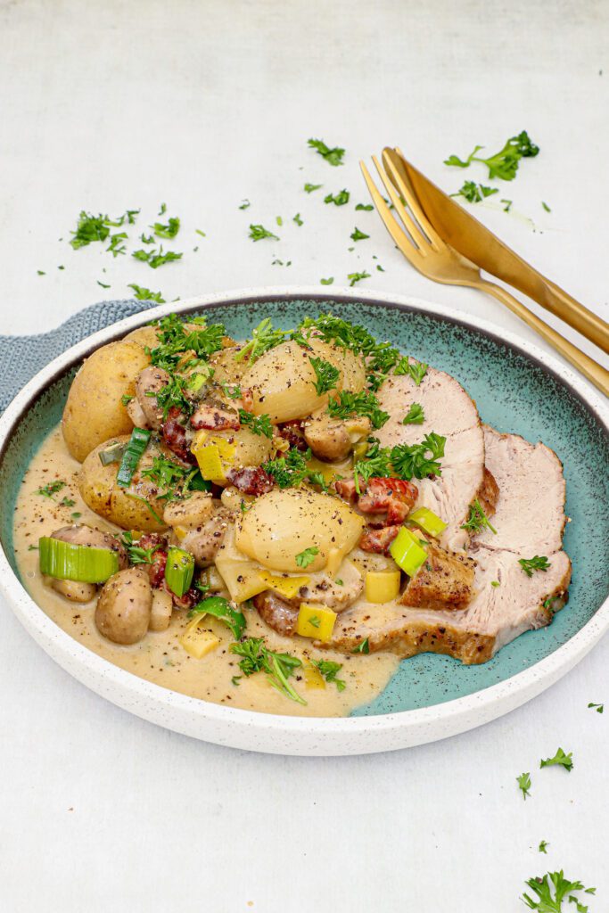 Nakkefilet i cremet flødesauce - Opskrift på braiseret nakkefilet