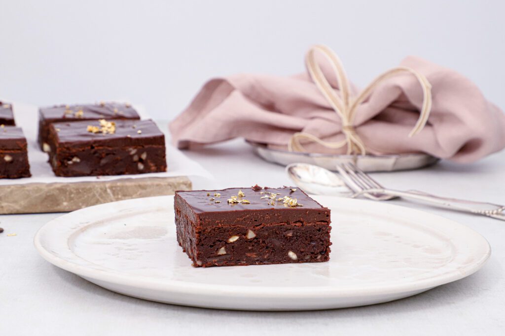Espresso brownie med chokolade ganache - Opskrift på konfektkage