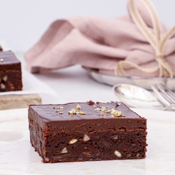 Espresso brownie med chokolade ganache - Opskrift på konfektkage