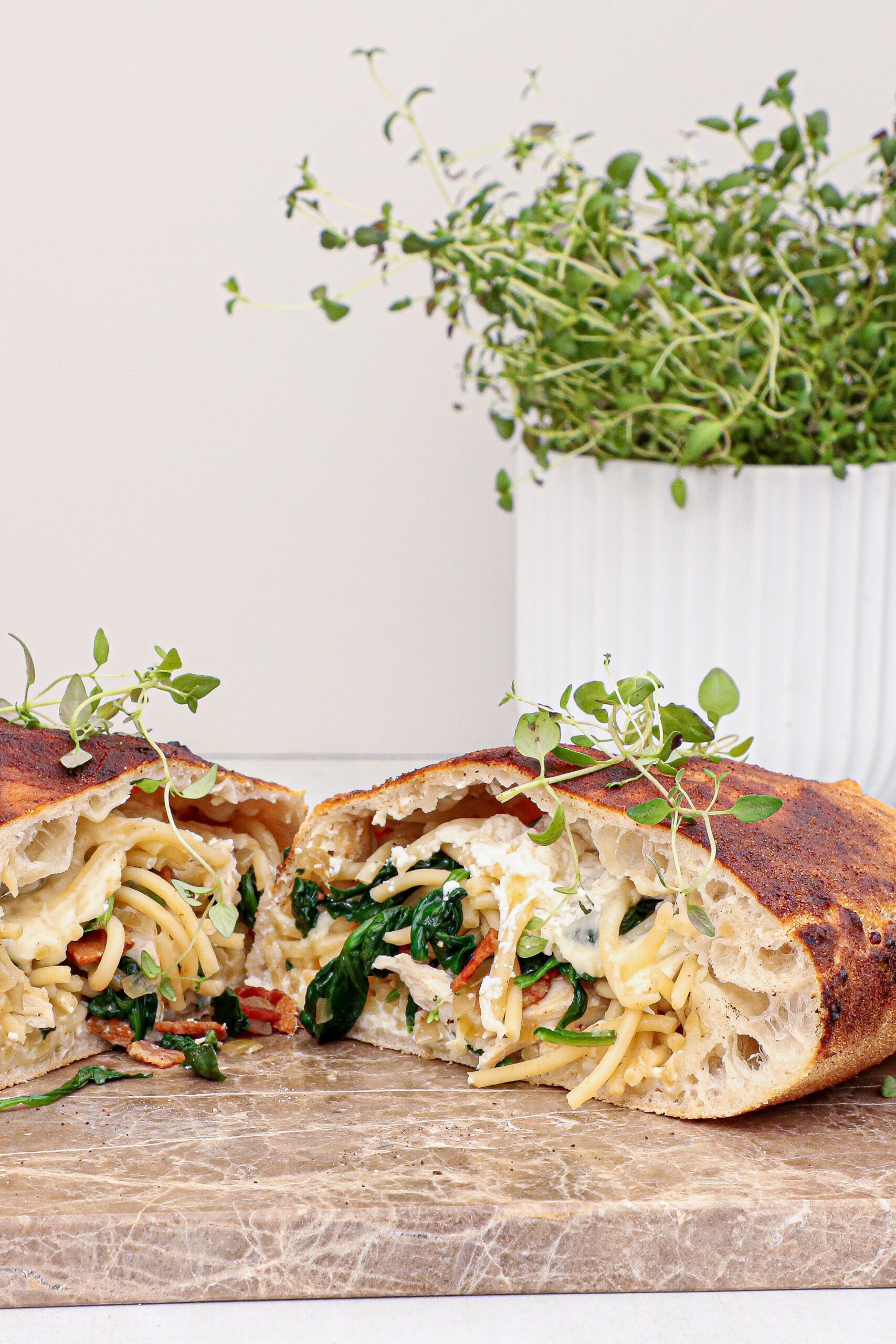 Calzone med spaghetti, kylling, svampe - Opskrift på calzone